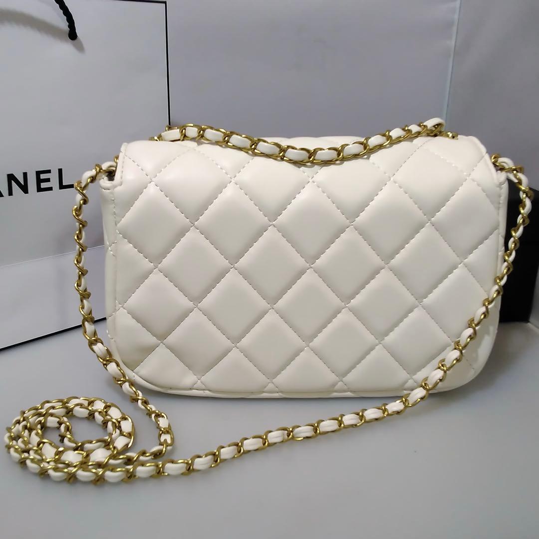 CHANEL 〈シャネル〉ノベルティ パールビジュー付 ホワイトショルダー