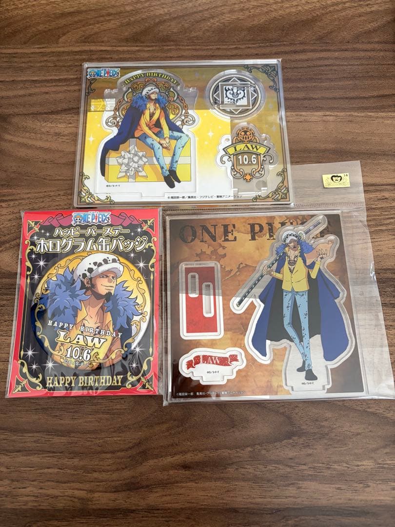 ONE PIECE トラファルガー・ロー アクリルスタンド バッジ - メルカリ