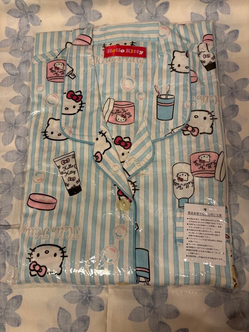 激レア　ハローキティー　上下パジャマ Qoo10] ハローキティ パジャマ 上下セット 長袖