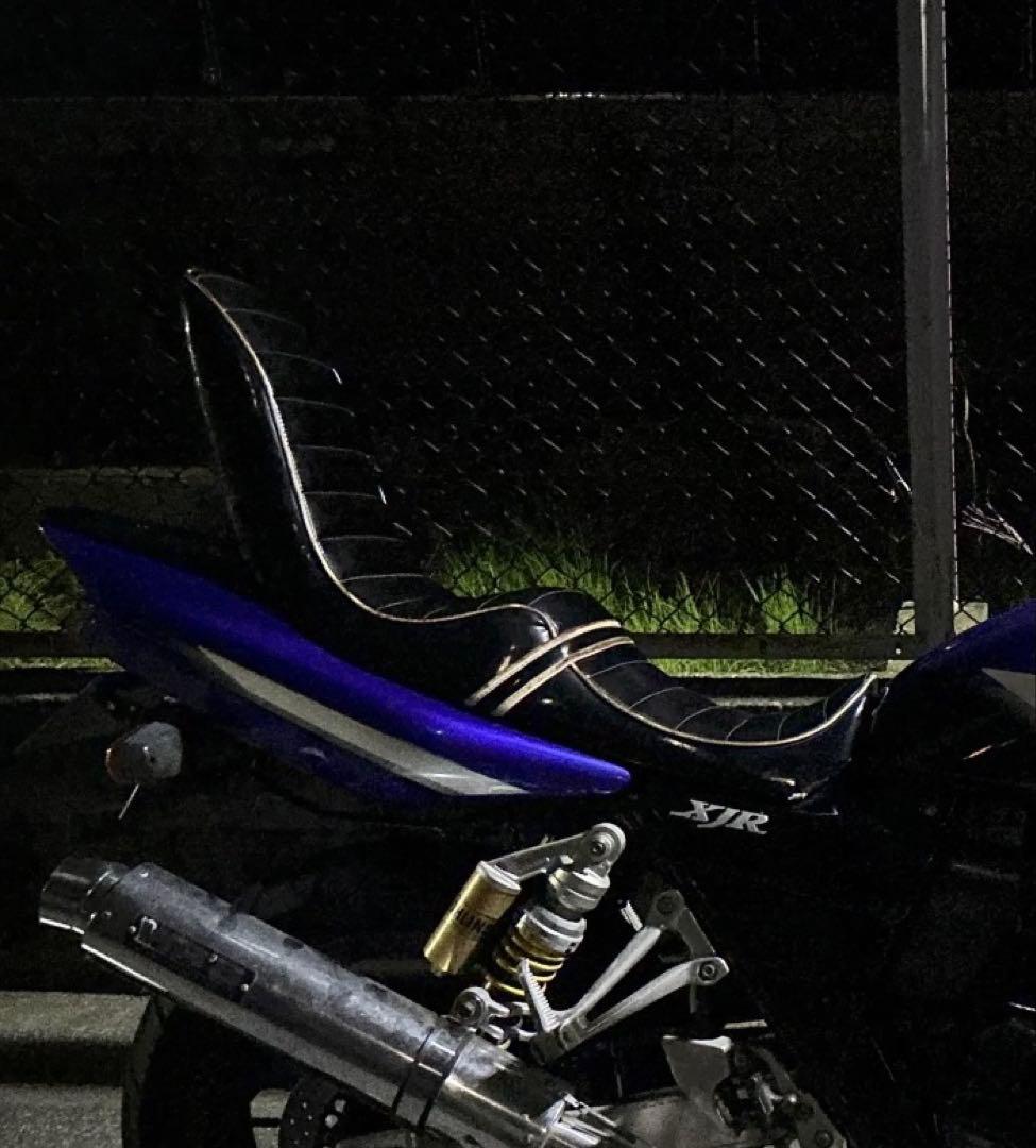 xjr400 チョビ3段シート　黒　30cm 合皮　エナメル