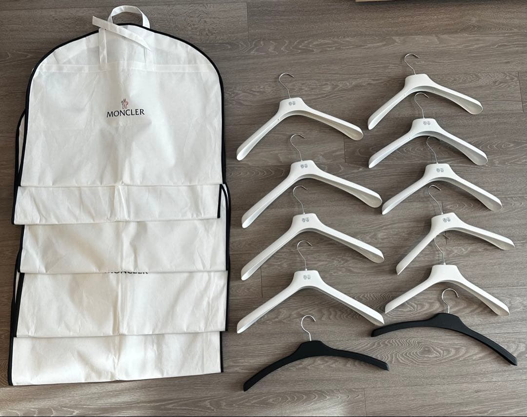 MONCLER &CANADA GOOSEハンガー11本とガーメントバッグ5枚 - メルカリ