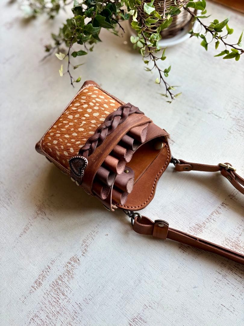 手染めテラコッタブラウン、ハラコバンビの大容量シザーケース 本革高級シザーケース【手染め アンティークブラウン】 | Haruleather