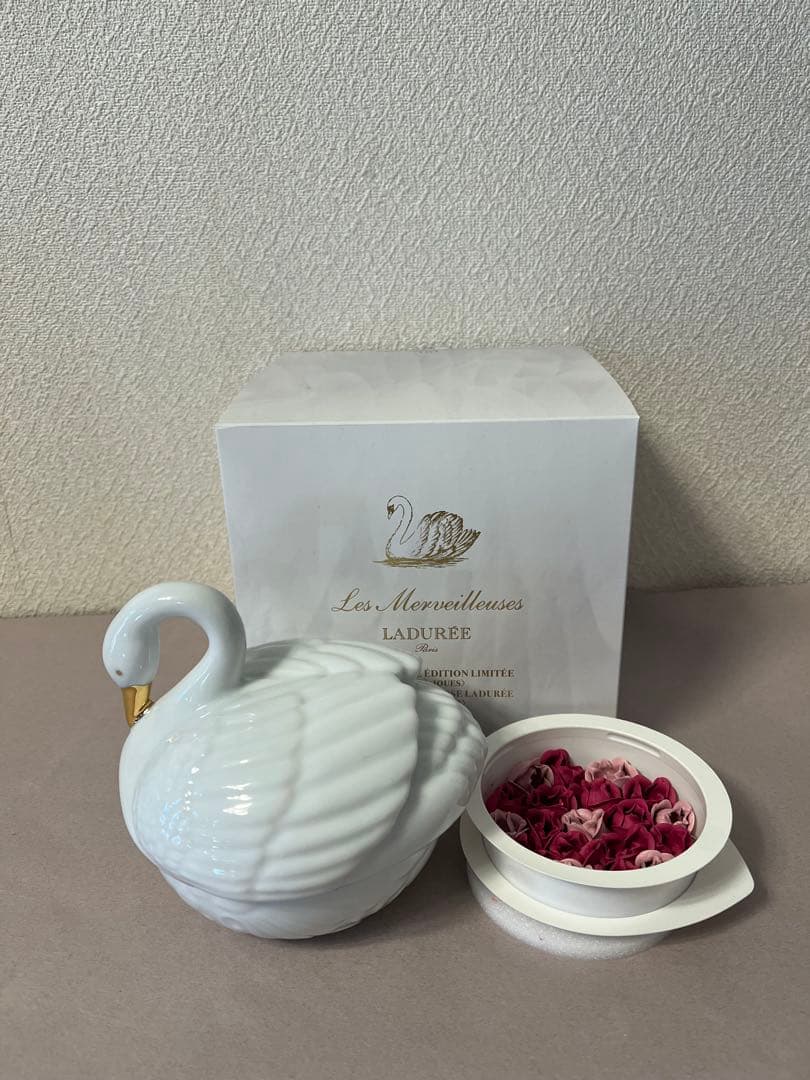 レ・メルヴェイユーズラデュレ　チーク　白鳥ケース