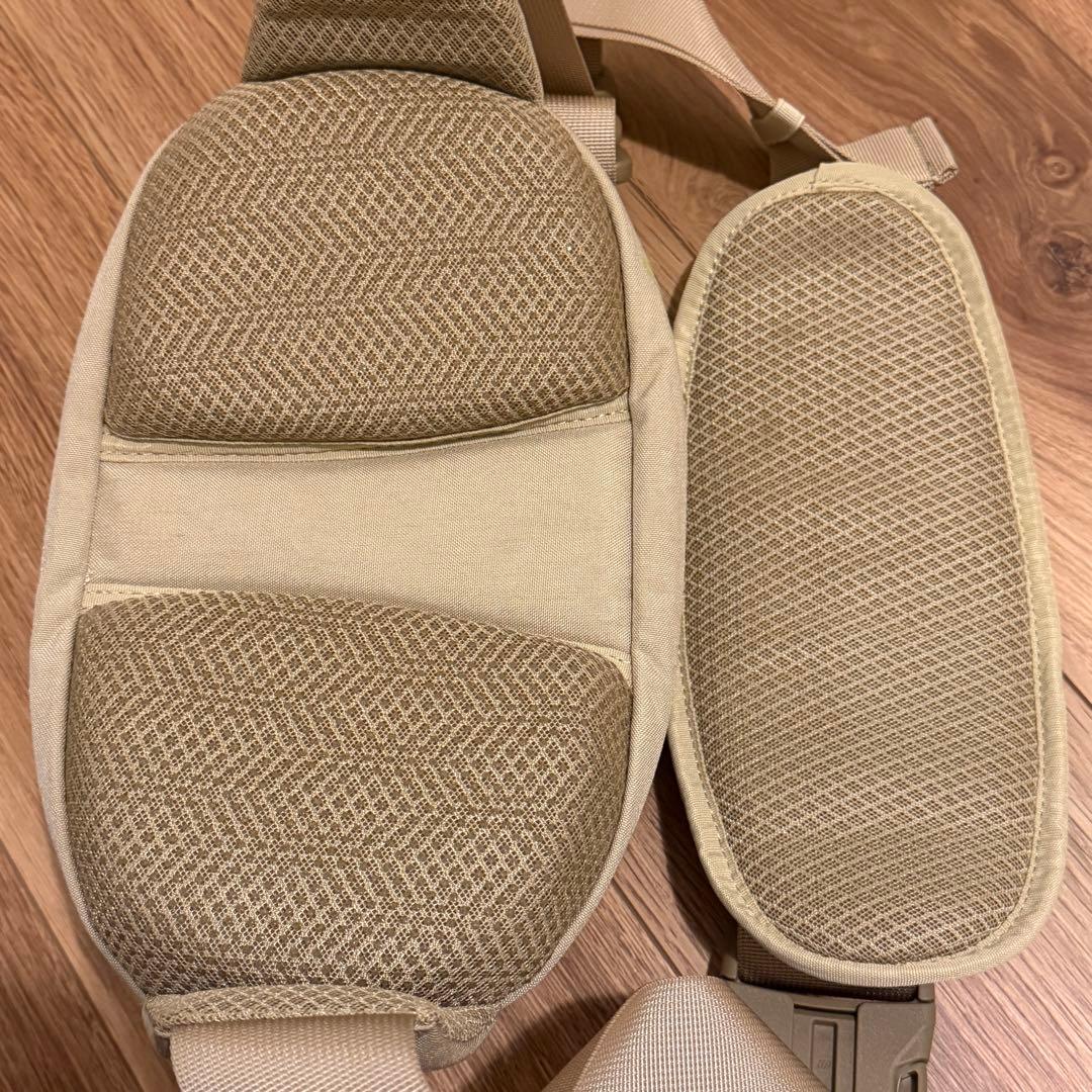 新色 Hugoo Dual Hip Seatカームベージュ - メルカリ