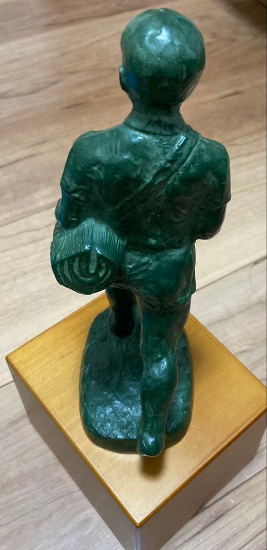 創価学会 「広布使者の像」 無冠の友、聖教新聞配達勤続20年記念