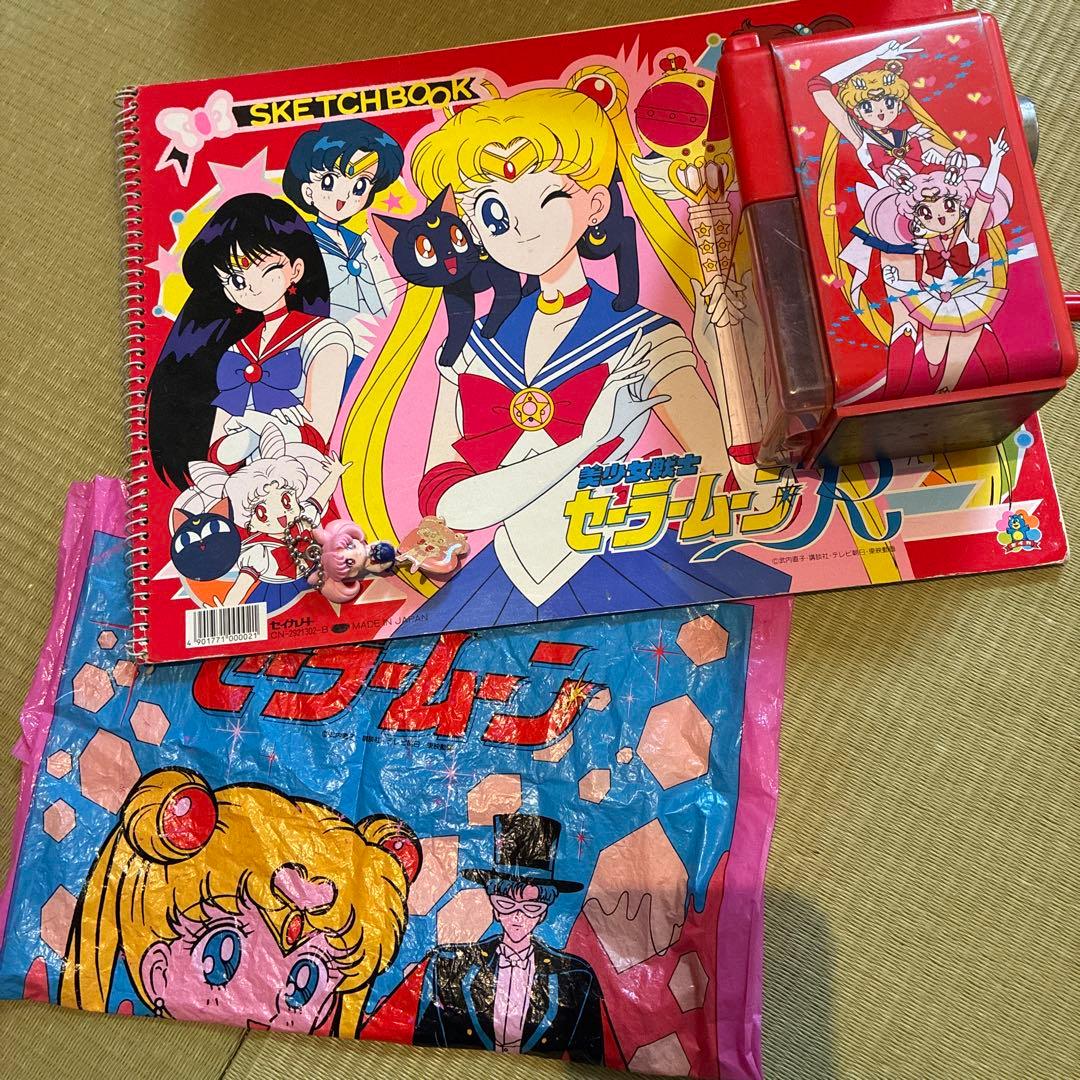 セーラームーン スケッチブックと鉛筆削り(ジャンク)ピンバッチセット