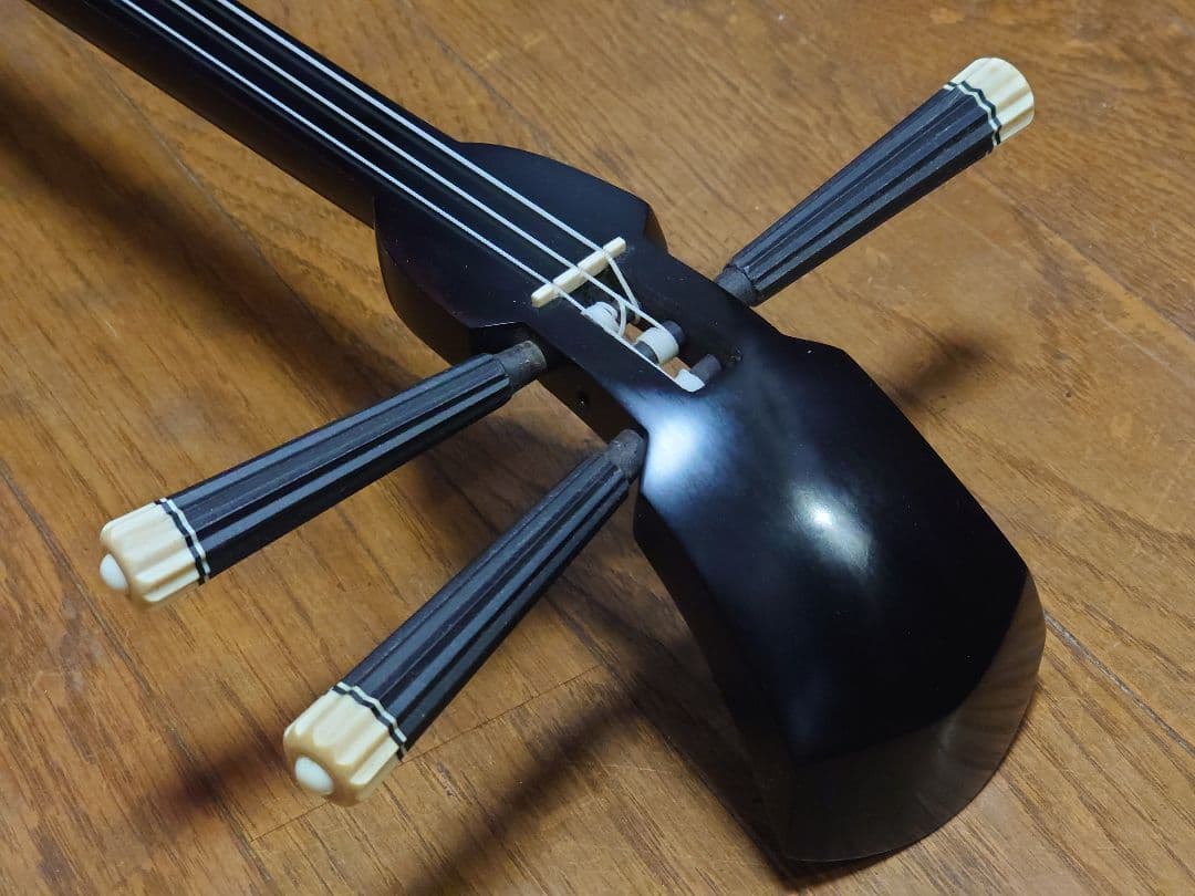 真壁型三線　黒木（カミゲン、真黒）　本皮1枚張 沖縄三線□上等黒木□本皮一枚張り 真壁型 黒檀 カミゲン - メルカリ
