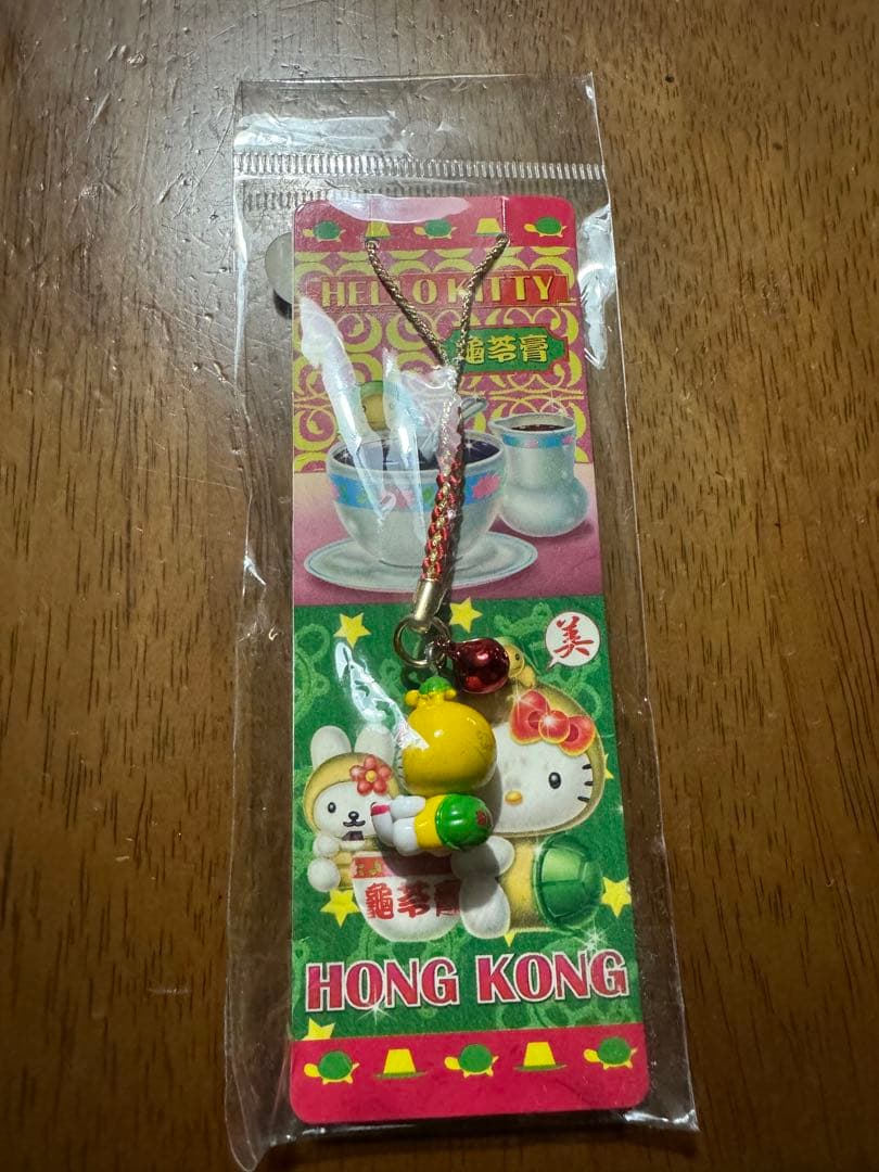 【レア】ご当地キティ　香港限定　亀苓膏　根付け ご当地キティ レア 東京限定 羽田空港バージョン キティちゃん根付け