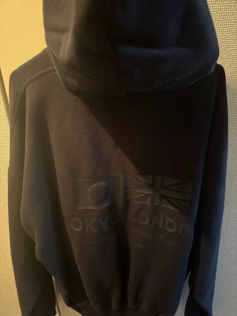 YE　LYFTブラックフライデー限定パーカー