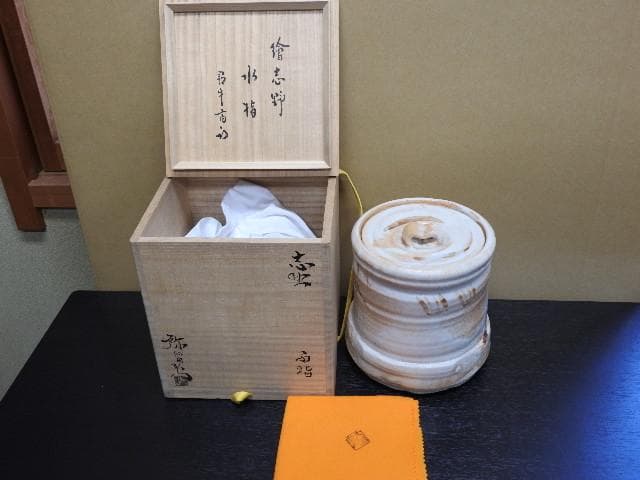 加藤弥右衛門　絵志野水指　尋牛斎箱書　共箱　MA１６６ 0305103054_67c7a94e6079b.jpg