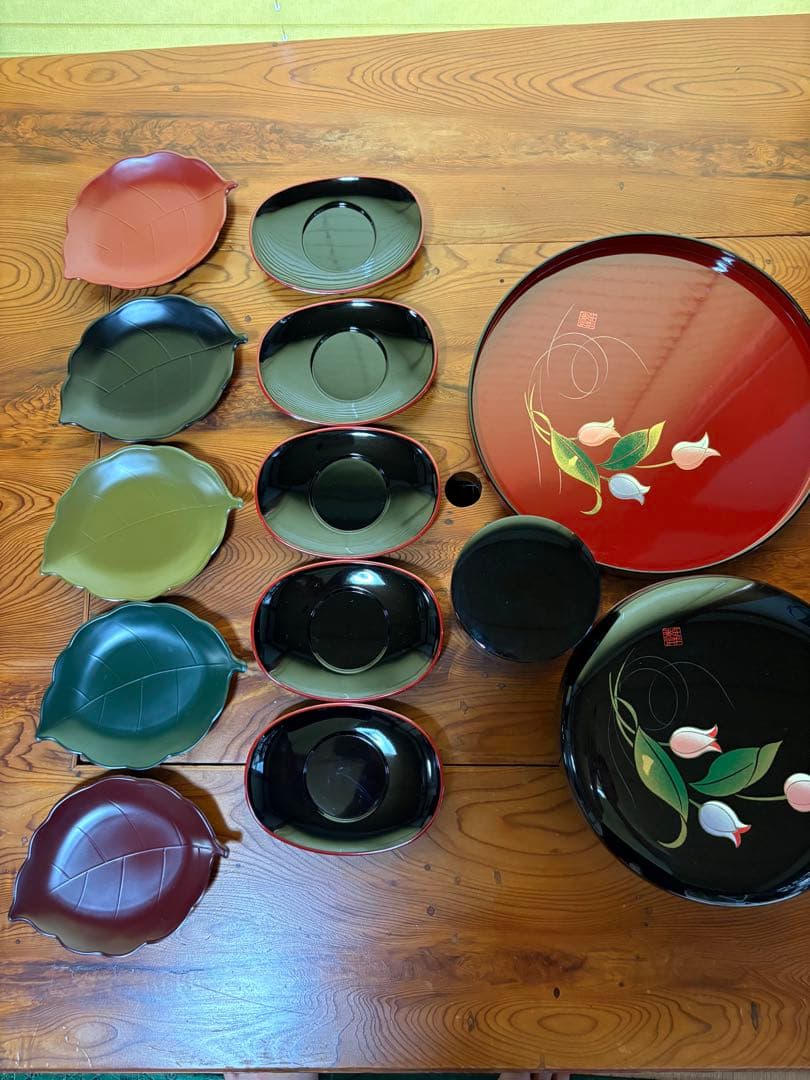 漆器の皿と器のセット