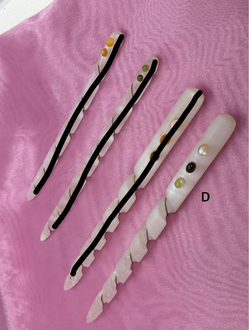 Ｄ）透明感のある光を放つ『セレナイト・スパイラルワンド』