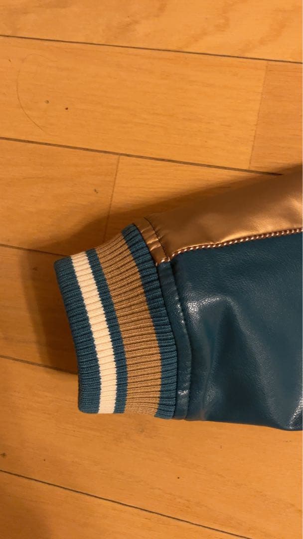 新品未使用 glamb シンセレザー スカジャン ベージュ Mサイズ - メルカリ