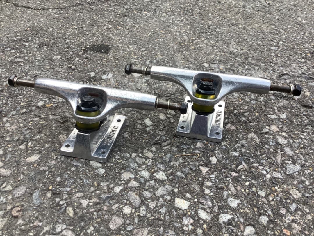 Thunder スケートボードトラック　未使用