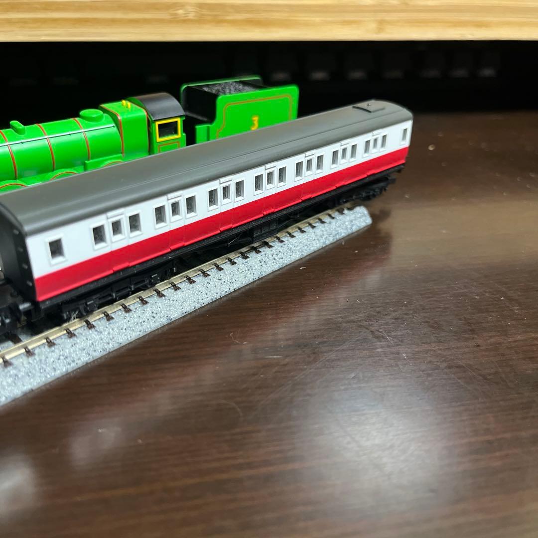 ヘンリー Nゲージ 赤い客車 緑の客車 セット - メルカリ
