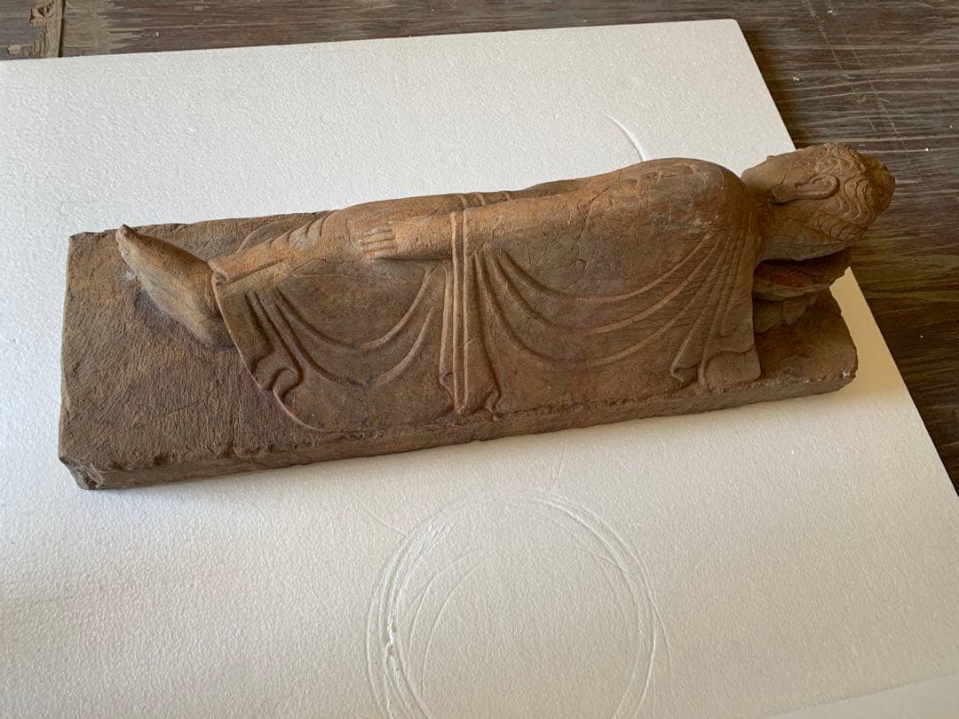 北魏時代 青石睡仏 青石細密彫 仏像 仏師手作り品 某寺院所蔵 - メルカリ