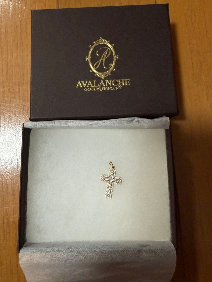 AVALANCHE 10kクリスタル十字架ペンダント