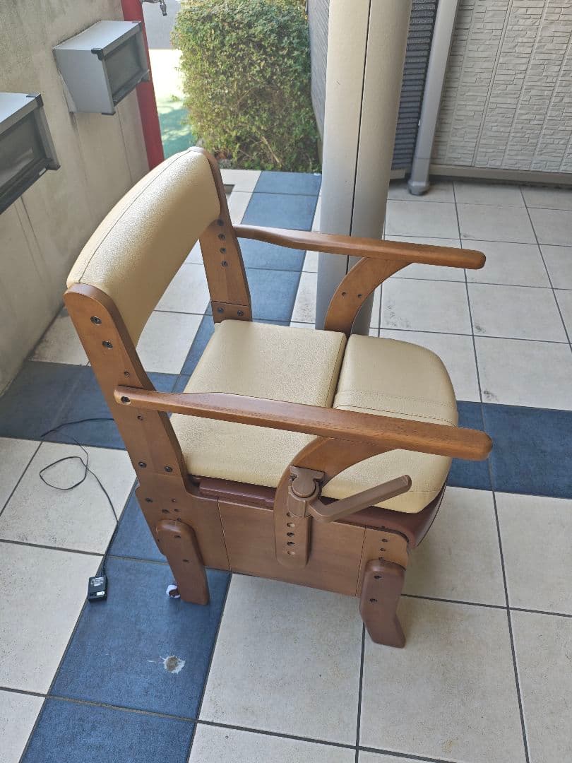 介護用トイレ付きのイス