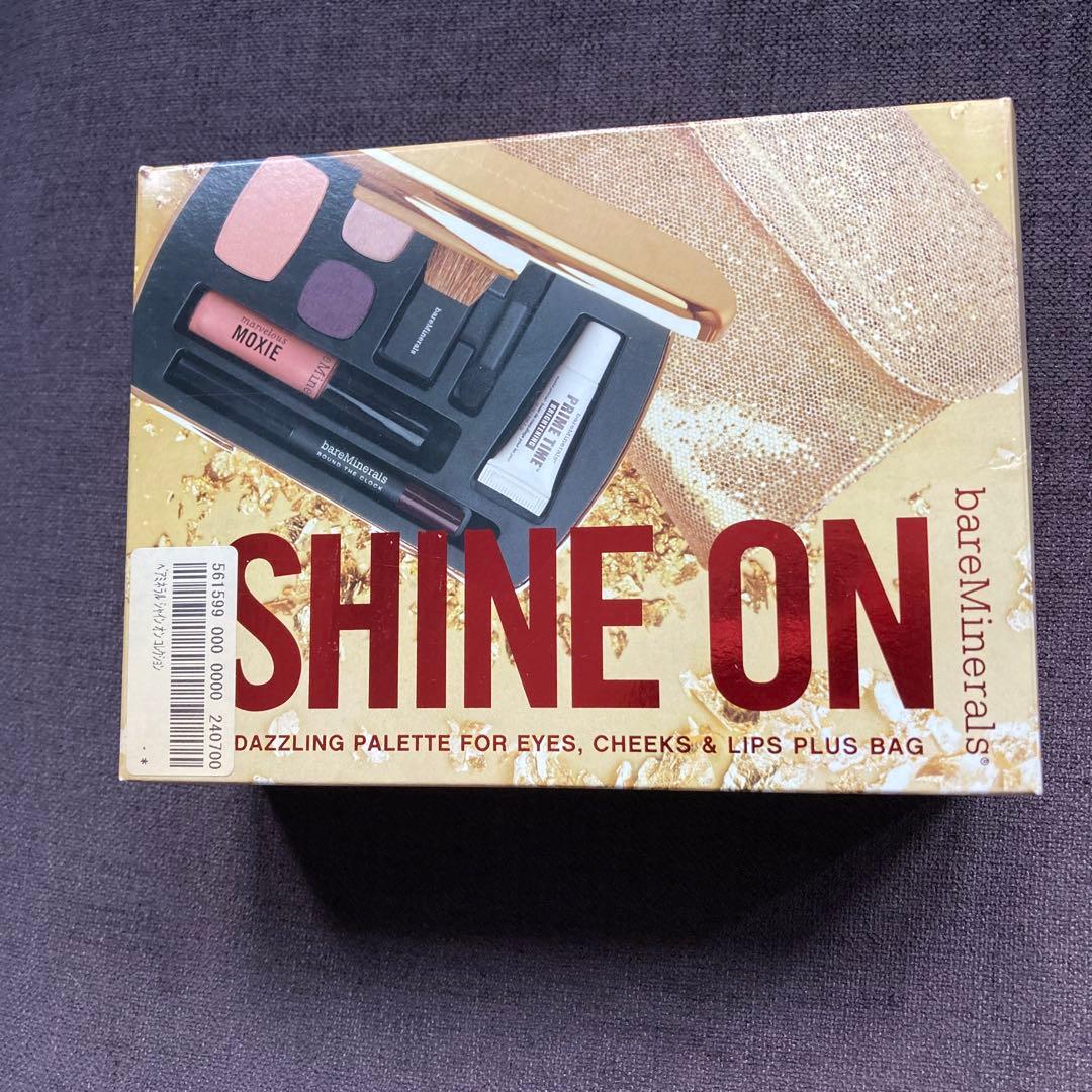 新品未使用のベアミネラル、ポーチ付きセット品です。