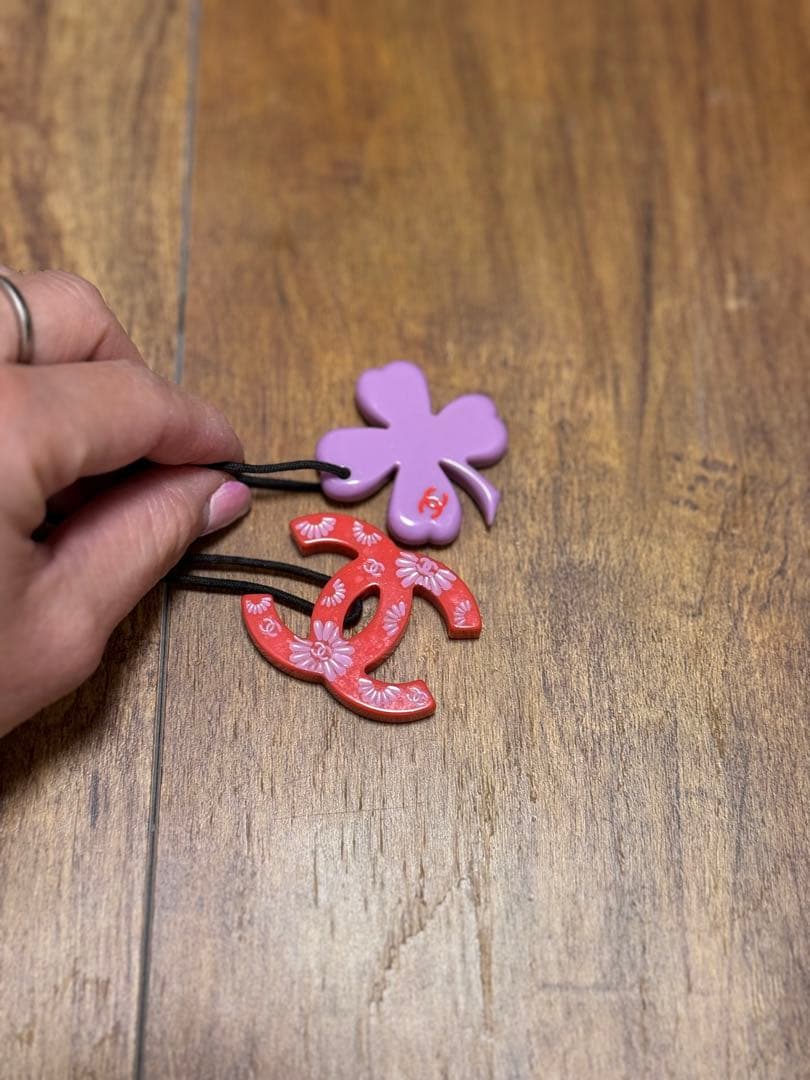 CHANEL ヘアゴム 紫花 赤ロゴ