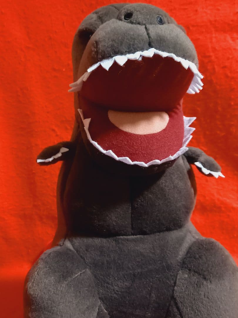 シン・ゴジラ 】メガジャンボぬいぐるみ - メルカリ