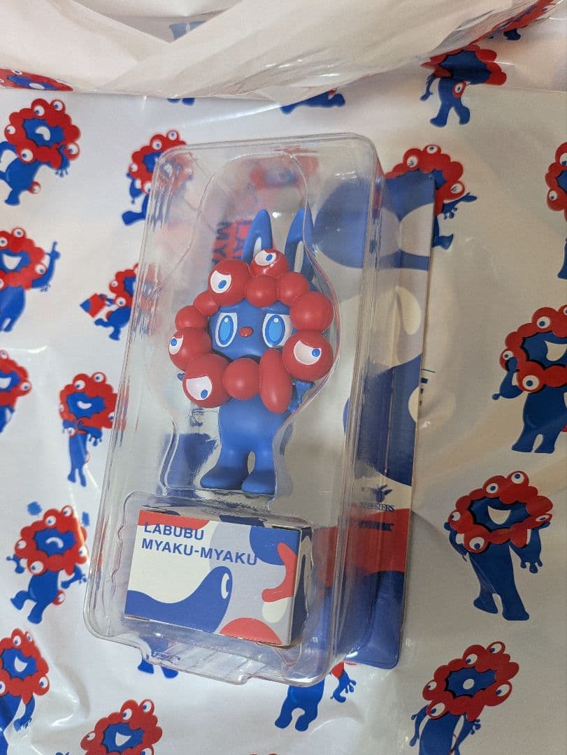 LABUBU MYAKU-MYAKUストラップ付フィギュア　ミャクミャク ラブブ