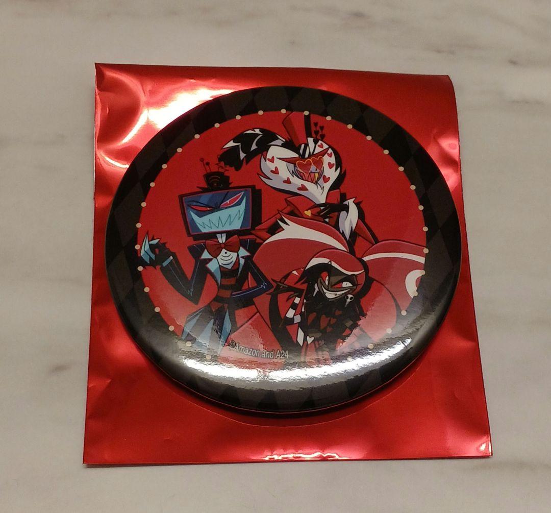 ハズビンホテル ヘルヴァボス カフェ 缶バッジ The Vees - メルカリ