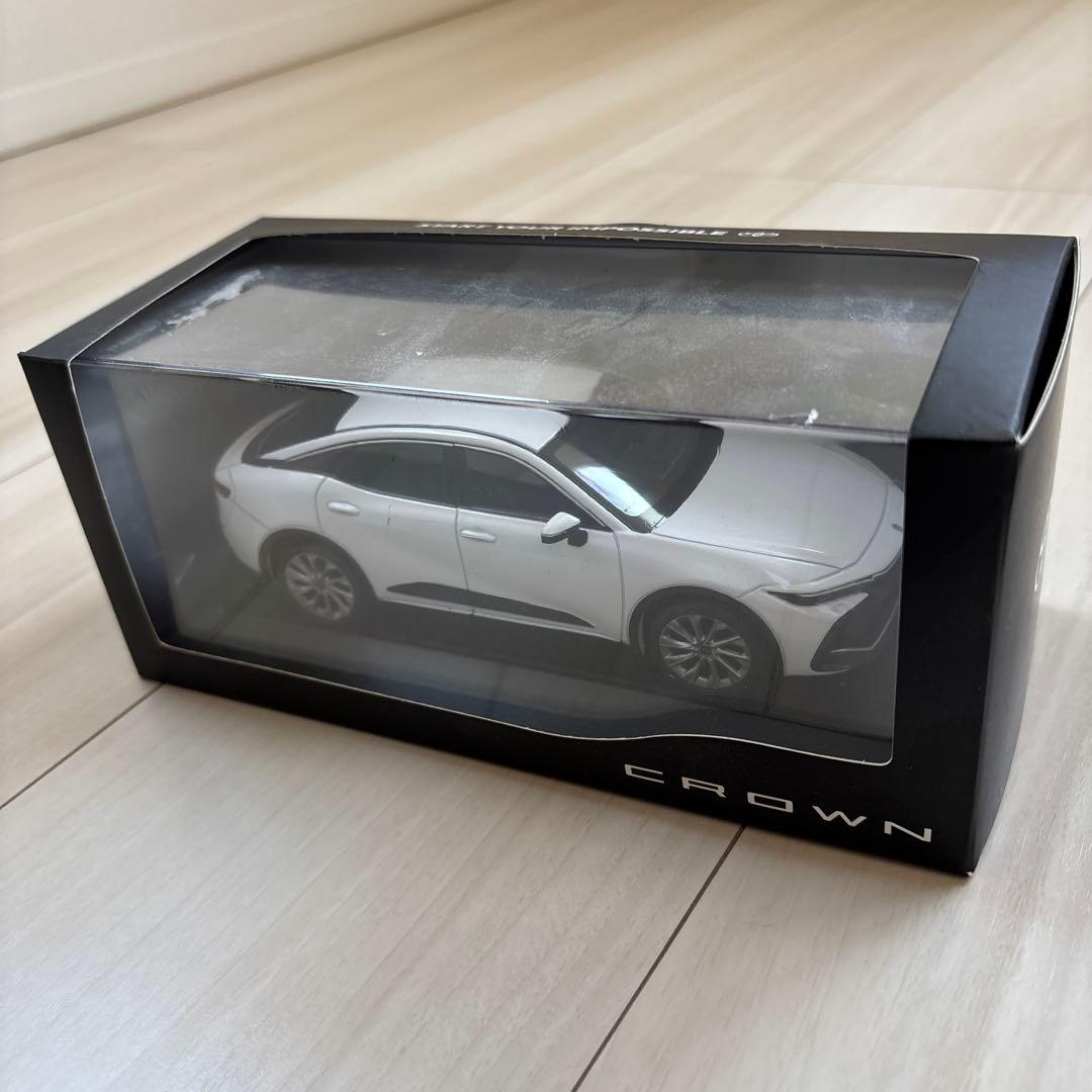 トヨタ　クラウン　クロスオーバー　非売品　模型　1/30 店頭展示用