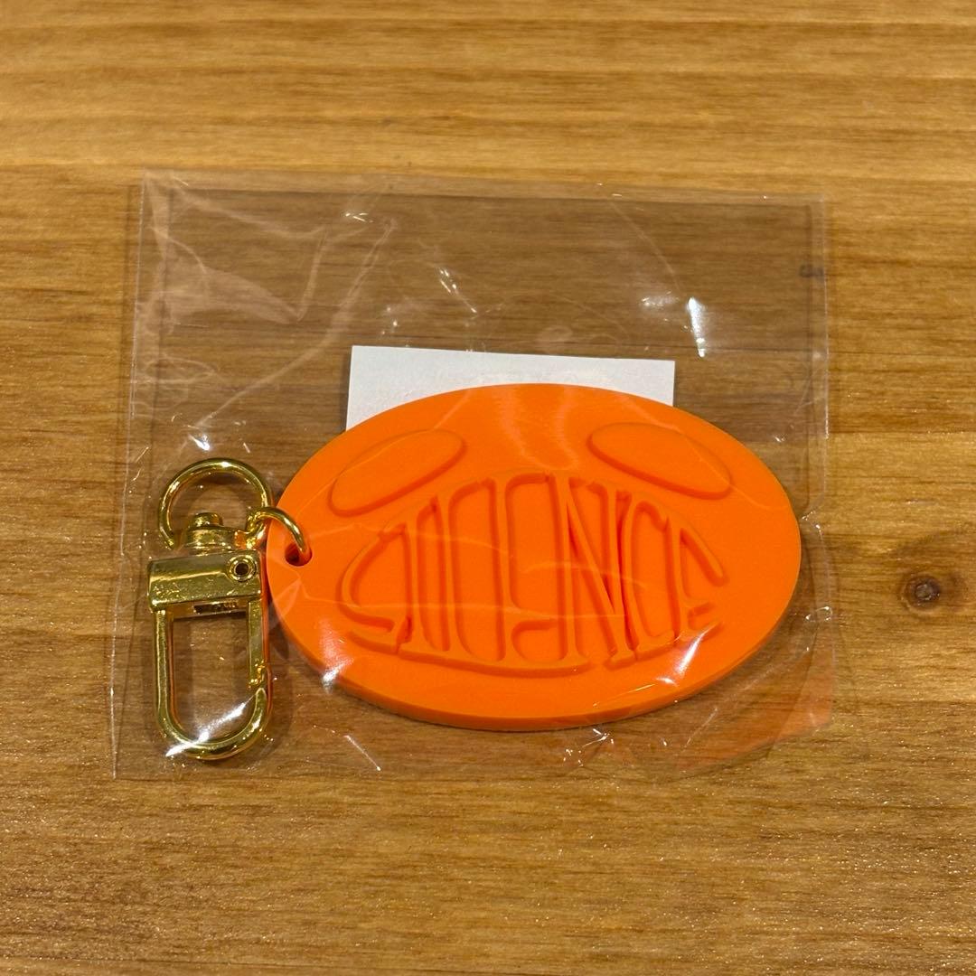 VAUNDY 「SILENCE」ロゴ キーホルダー ガチャ カプセルトイ - メルカリ