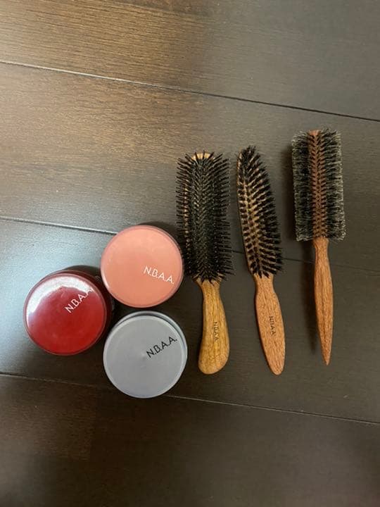 アップ用ブラシと、ヘアスタイリング剤