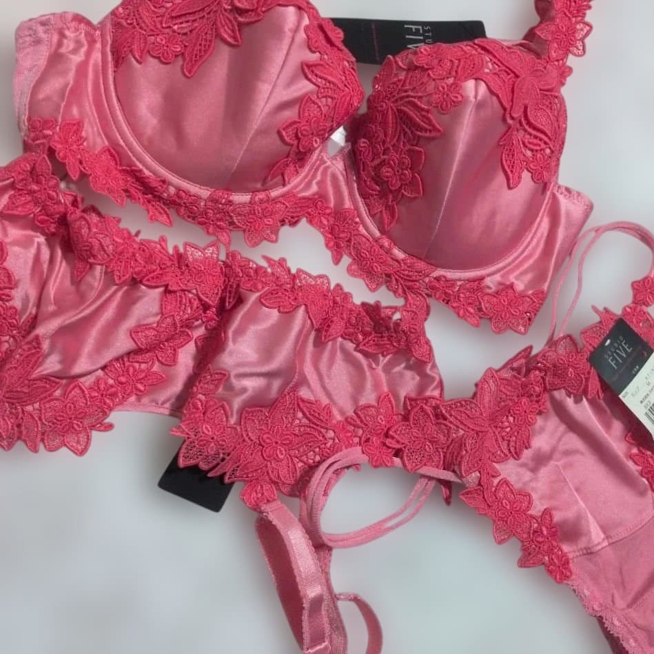 スタディオファイブ　ピンク花柄刺繍ブラ・Tバック・ガーターベルト3セット　C75