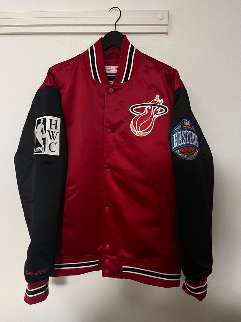 新品 NBAサテンジャケット マイアミヒート XL サンダーボルト Mitchell & Ness マイアミ・ヒート ヘビーウェイト サテン ジャケット