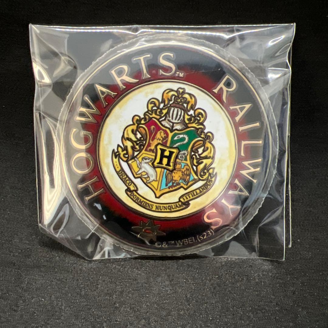 ハリー・ポッター 金バッジ ホグワーツ - メルカリ