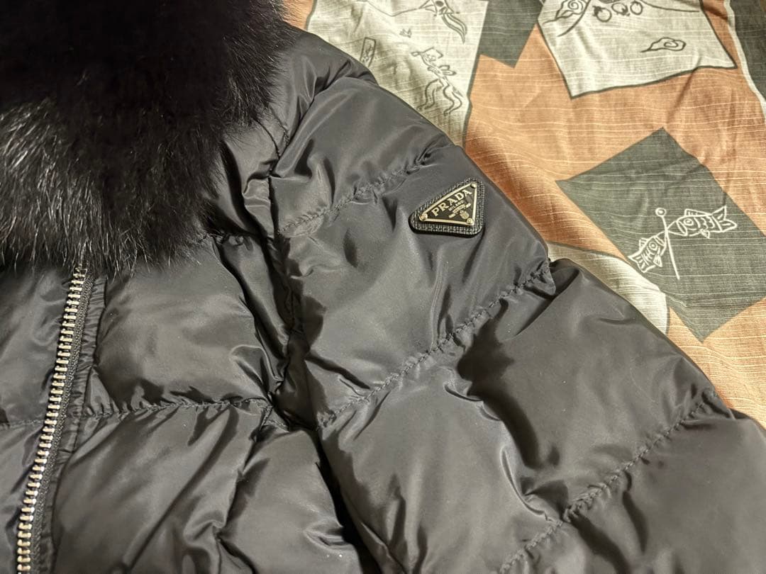 美品】PRADA ファー付きブラックダウンジャケット - メルカリ