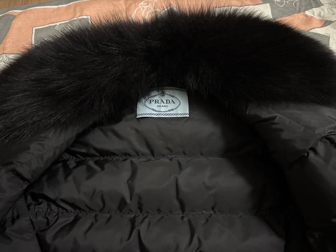 美品】PRADA ファー付きブラックダウンジャケット - メルカリ