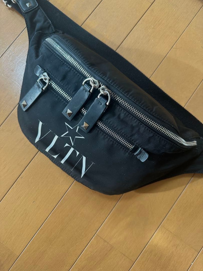 良品！希少VALENTINO（ヴァレンティノ）VLTN ロゴ ボディバッグ 黒