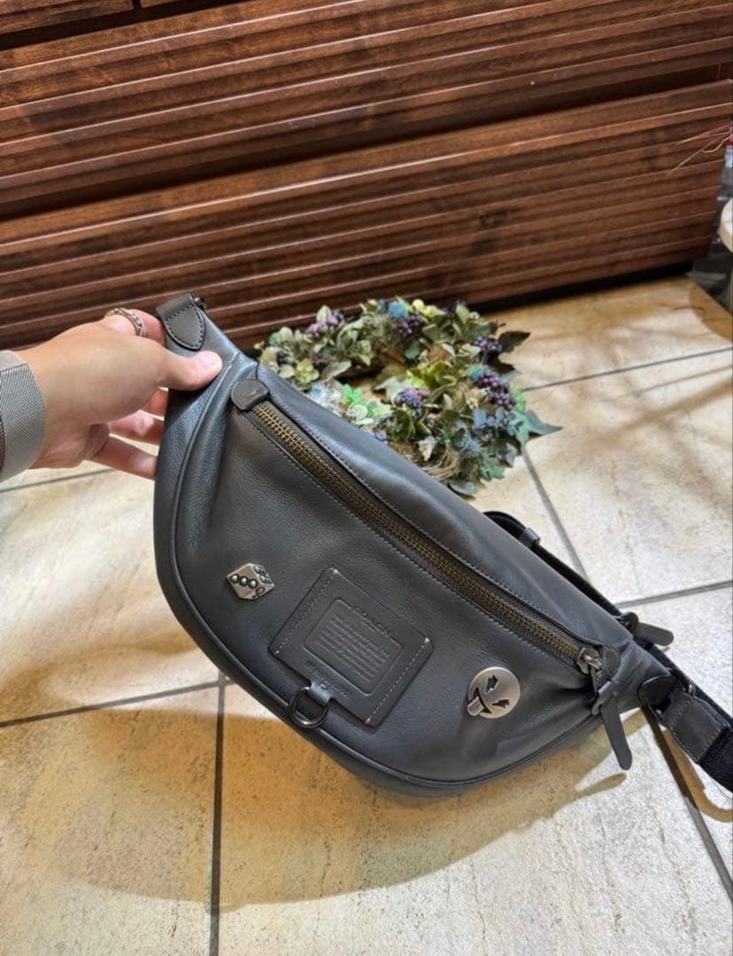 た*ん様 COACH レザー ボディバッグ Coach Black Pebbled Leather Turn Lock Pocket Swingpack Crossbody