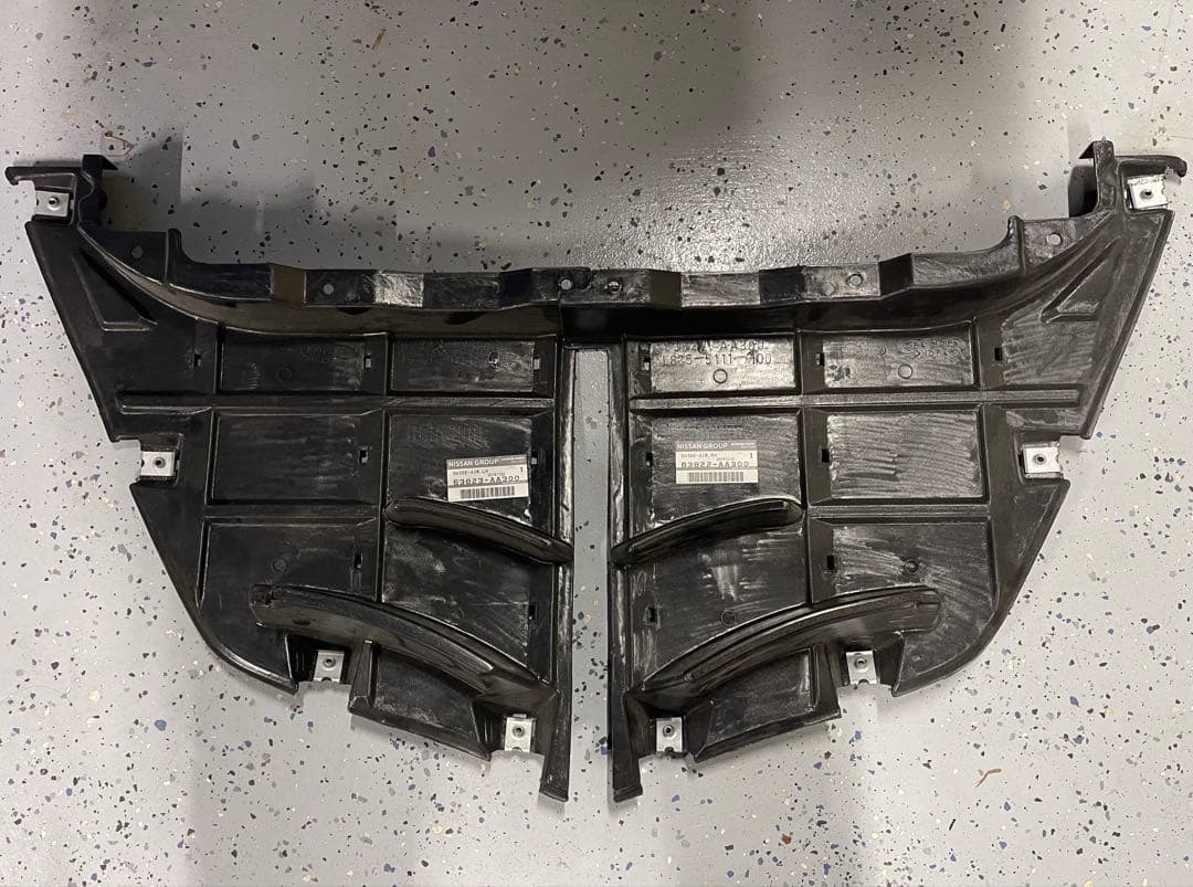 【未使用品】BNR34 スカイラインGT-R ブレーキエアガイド 日産 純正品 BNR34 スカイライン GT-R純正 ノーマル ブレーキエアガイド 左右