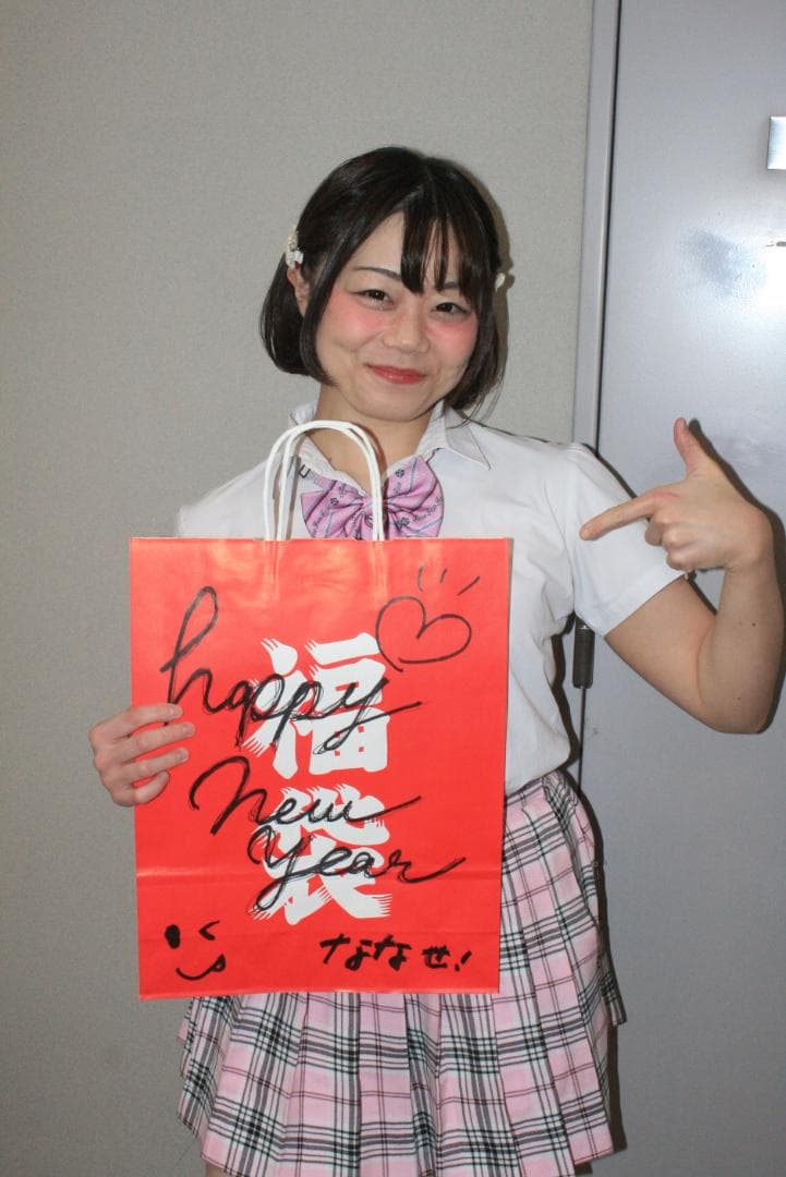 Nゼロ見習い ななせ　サイン入り紙袋 ❄️𝙋 𝙍 𝙀 𝙎 𝙀 𝙉 𝙏 𝐋𝐀𝐑𝐌𝐄 𝟎𝟓𝟖オフショット🤍 《松本も