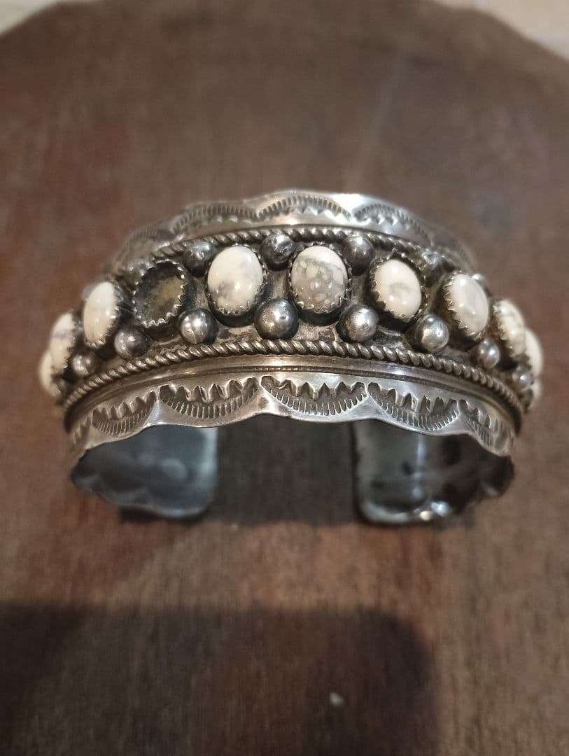 ま*】様 総重量57.7g ホワイトバッファロー特注ブレス ナバホ ズニ