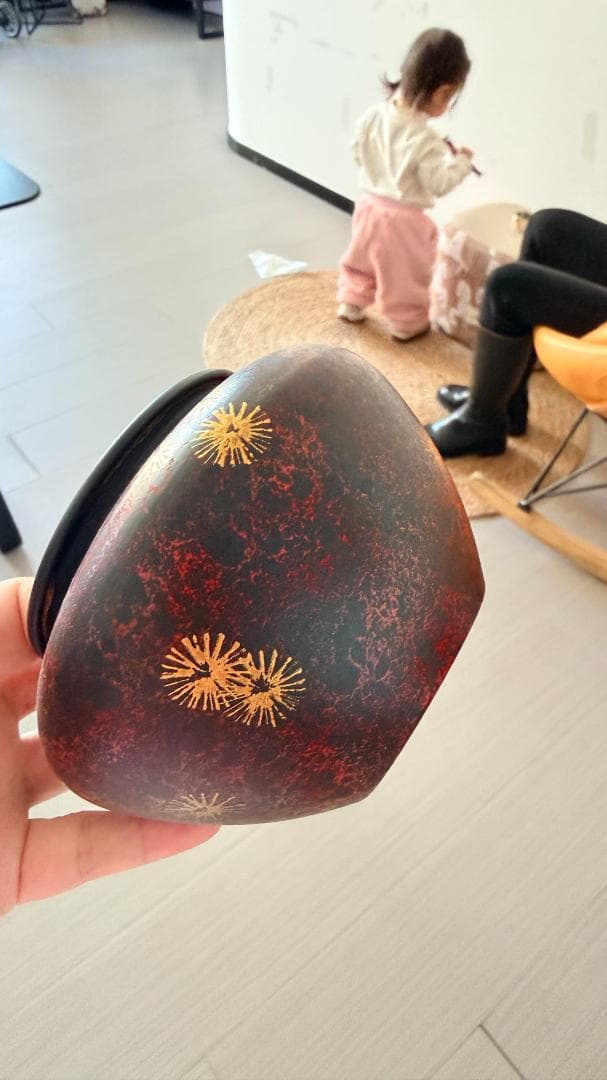 赤色漆器 三角形の椀 金装飾