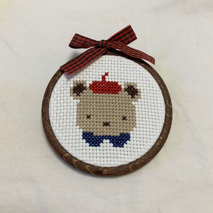 ハンドメイド〉ファミリア クロスステッチ 刺繍【くま】（文字入れ可能