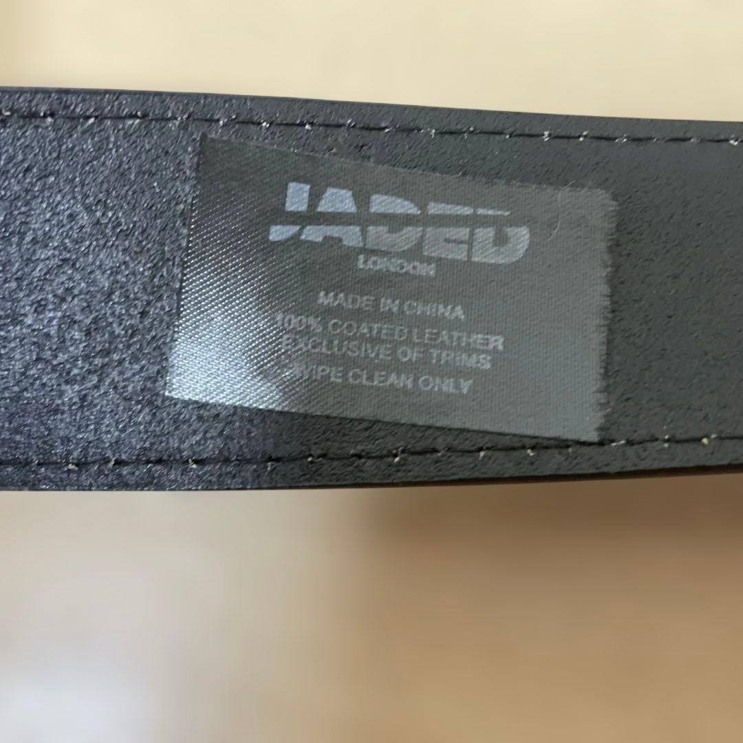 JADED LONDONのJLロゴバックル付き レッド唇デザイン 本革ベルト