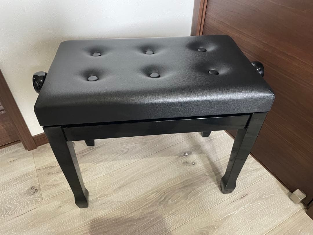 中古良品.６つボタン.ピアノ椅子