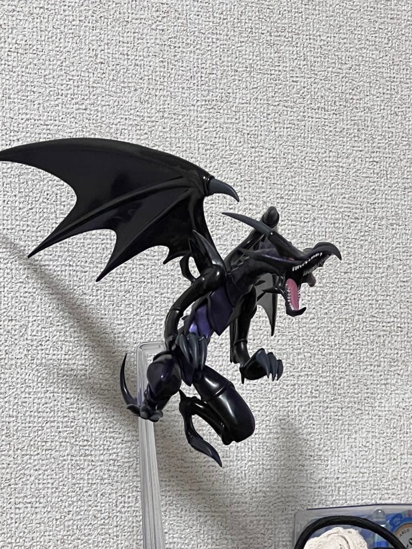 友達がくれたレッドアイズの人形。