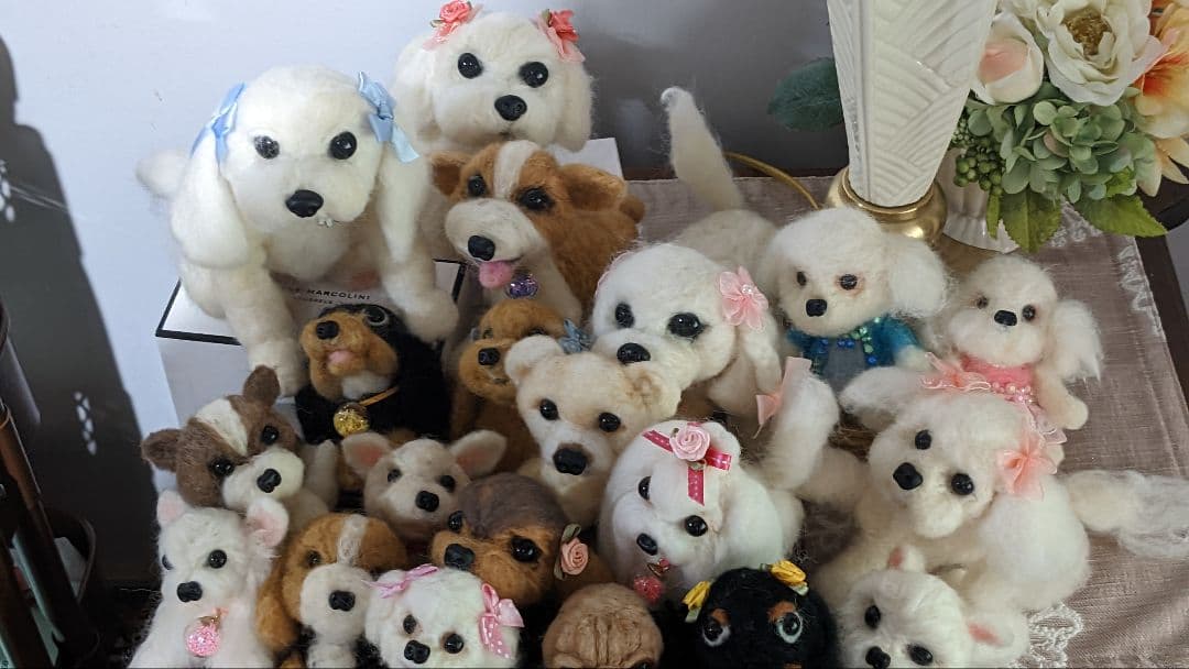 ハンドメイド　羊毛フェルト犬たち 手作りのフェルト羊毛の犬(わんこ)たち: キュートな小型犬から人気の