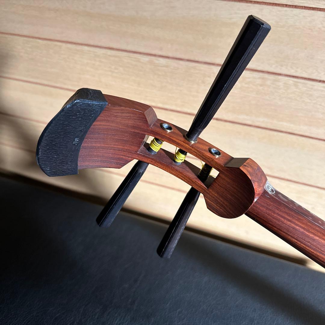 三味線本体 細棹 3弦 ハードケース付き 秋田三味線 長唄等 美品 朱色