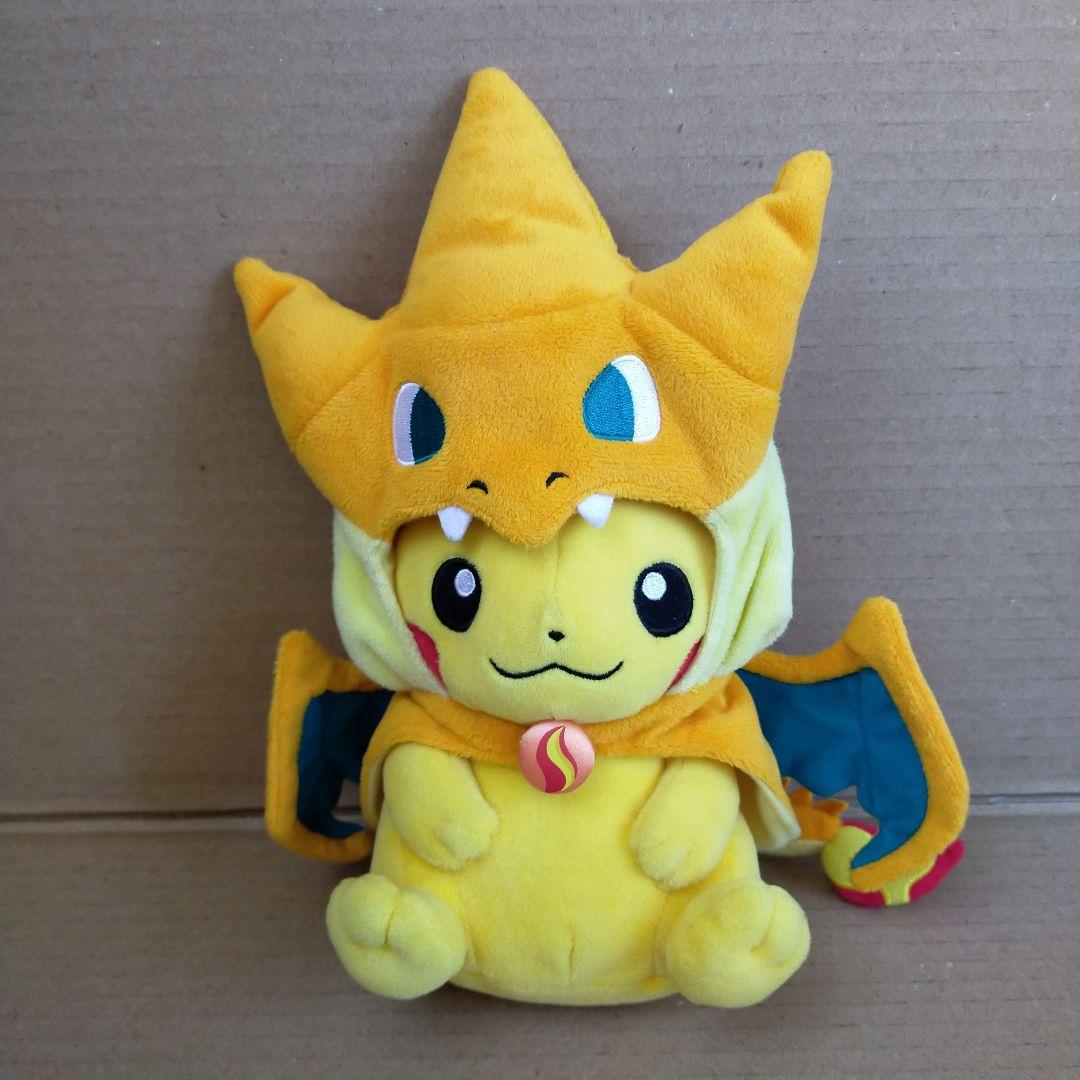 メガリザードンYのポンチョを着たピカチュウぬいぐるみ メガトウキョー