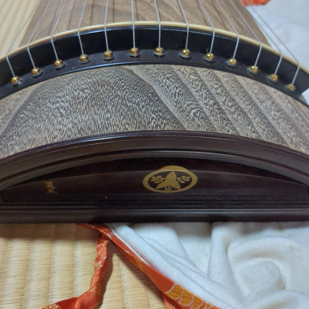 高級／綾杉彫り】13弦 琴 山田流 蒔絵紋 鶴ゆたん・予備弦付 箏 - メルカリ