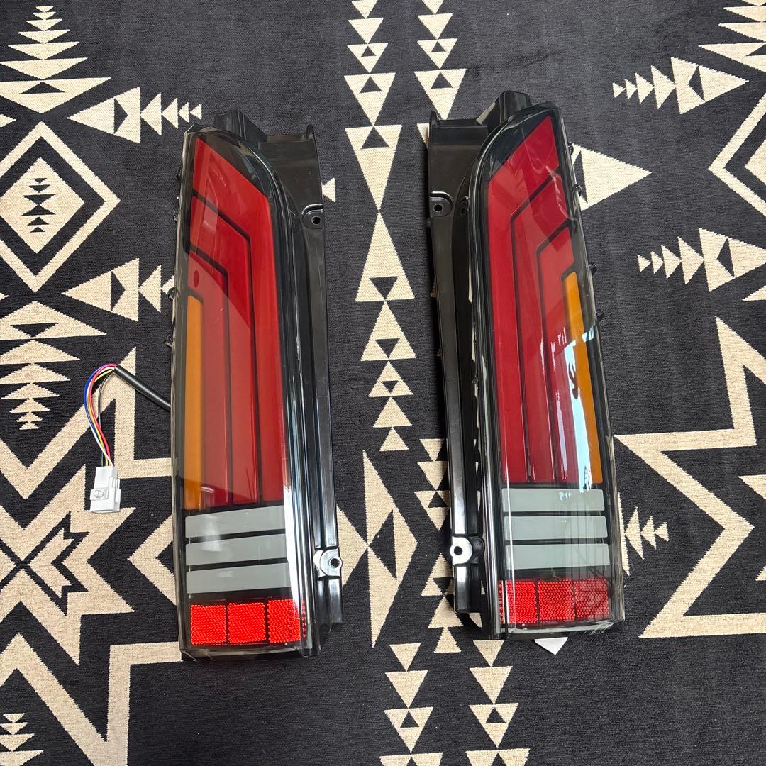 ハイエース 200系　テールランプ LED HELIOS ヘリオス　左右セット